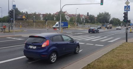 Kierunkowskaz a nakaz jazdy w lewo lub w prawo. Czym się kierować