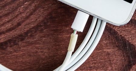 Zepsuty przedłużacz? 35-latek zginął, ładując telefon