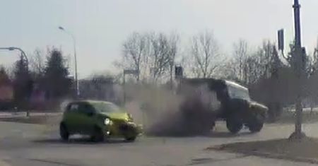 Kierowca w Kielcach patrzył na zły sygnalizator. Wjechał na czerwonym i uderzył w terenówkę