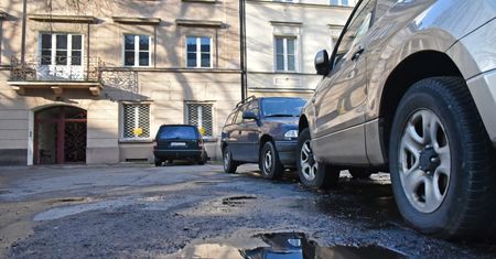 Śródmieście tylko dla mieszkańców. Warszawa wprowadza nowe zasady parkowania na podwórkach