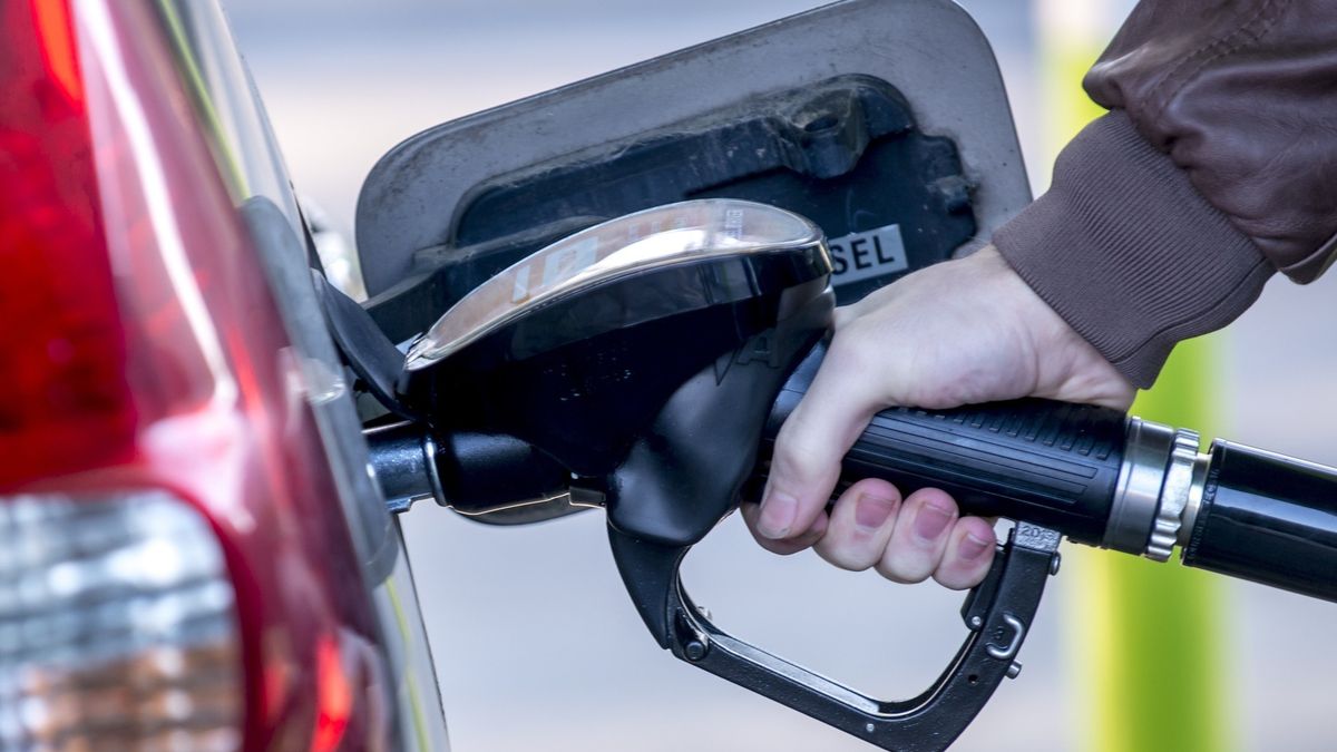 Obniżki cen paliw powinniśmy już wkrótce zauważyć na stacjach.