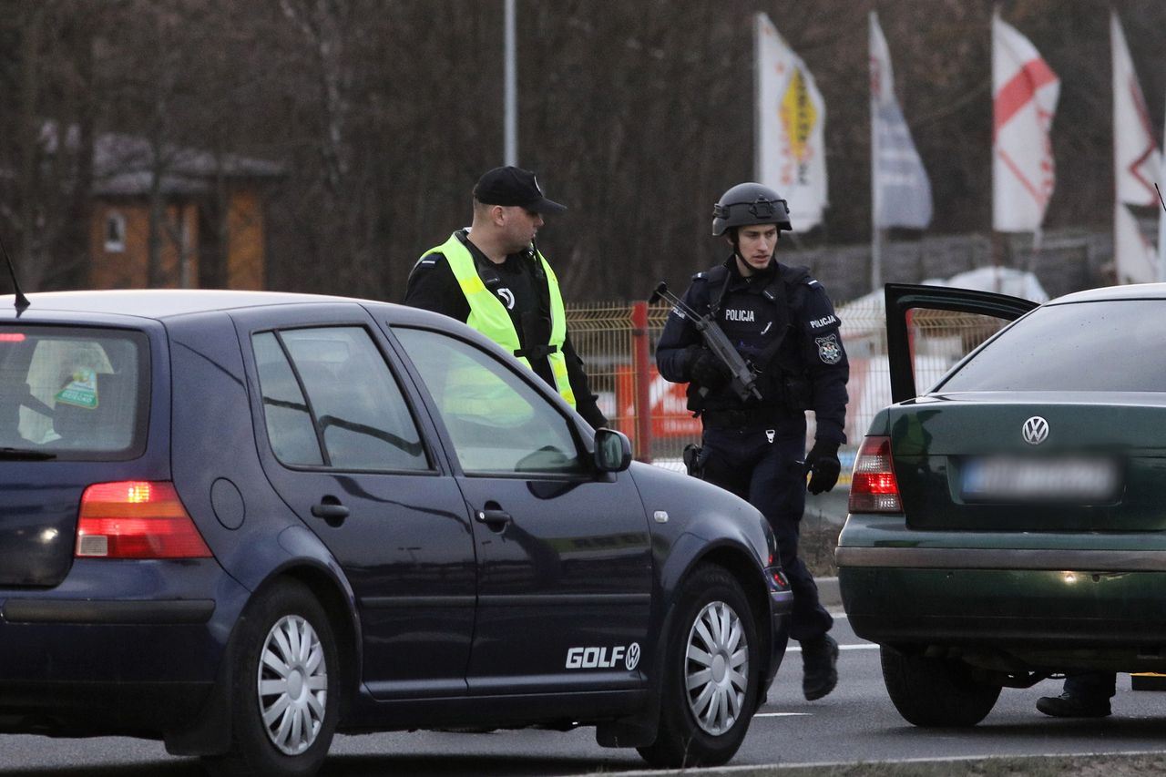 "Spędziły noc w lesie". Policja o porwaniu Amelki i jej matki