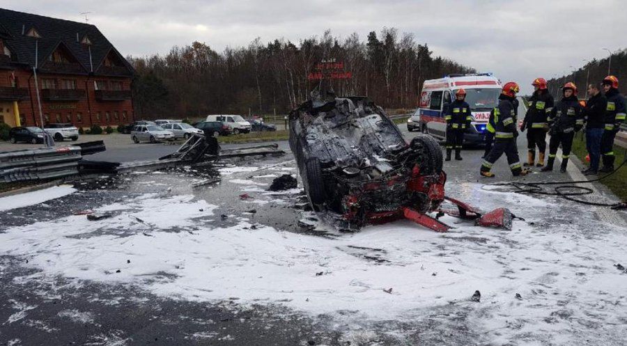 Tragiczny wypadek na trasie S8. Po uderzeniu w barierę kierująca spłonęła w aucie