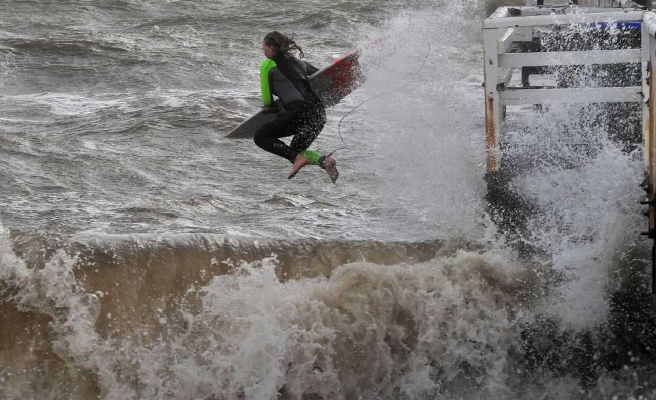 Australijscy surferzy igrają z żywiołem