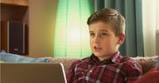 Mama sprząta, a syn przy komputerze. Efekt nauki programowania w szkołach