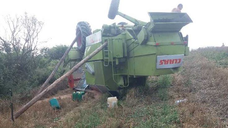 Kombajn po dachowaniu w gminie Krasnystaw