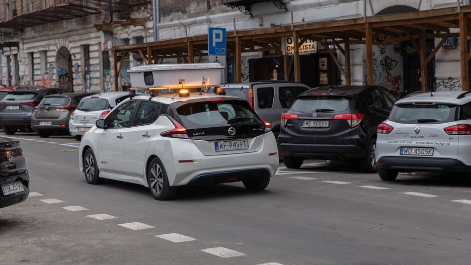 Warszawa. Samochód ZDM podczas e-kontroli w pobliżu ulic Chmielnej i Żelaznej