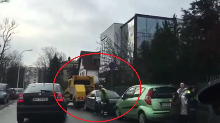 Straż miejska odholowuje samochody rodziców spod szpitala