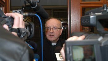 Ksiądz Andrzej Dąbrowski rozmawia z dziennikarzami