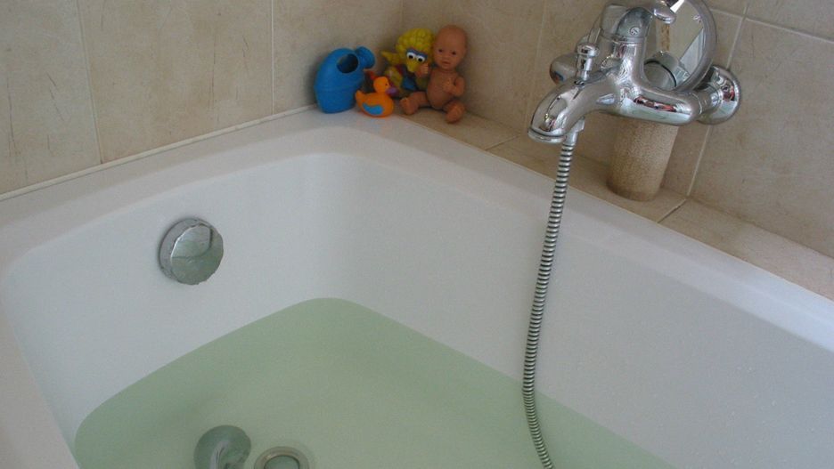 Dziecko przygniecione bojlerem podczas kąpieli