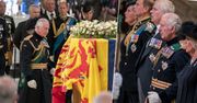 Syn Elżbiety II wygwizdany i zwyzywany na trasie konduktu z ciałem królowej. Skandal z trumną monarchini w tle!