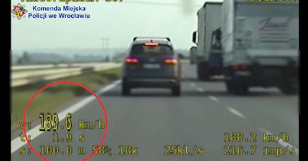 Pędził 189 km/h i poganiał innych kierowców. Policjanci wystawili surowy mandat