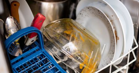Tak układając naczynia w zmywarce zmniejszysz zużycie prądu nawet o 30%. Niemal nikt o tym nie mówi