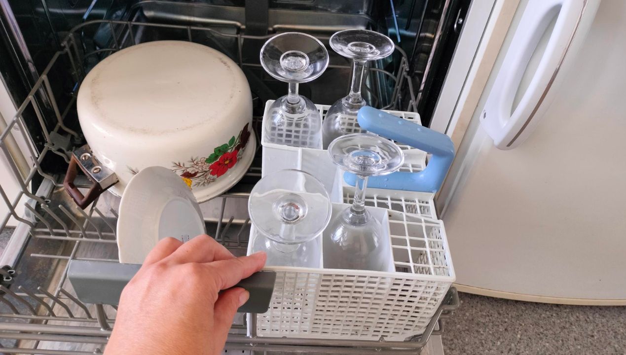 Układaj w ten sposób naczynia w zmywarce, a mycie będzie efektywniejsze