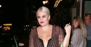 Odważna stylizacja modelki plus size. Pokazała biust i pośladki