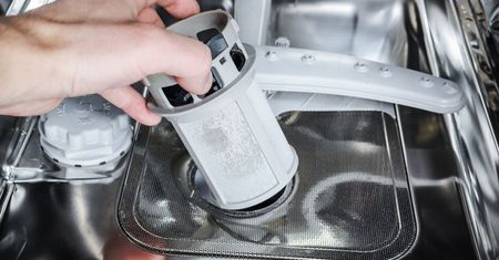 Po czyszczeniu zmywarki robię jedną rzecz. Dłużej pozostaje czysta i pachnąca