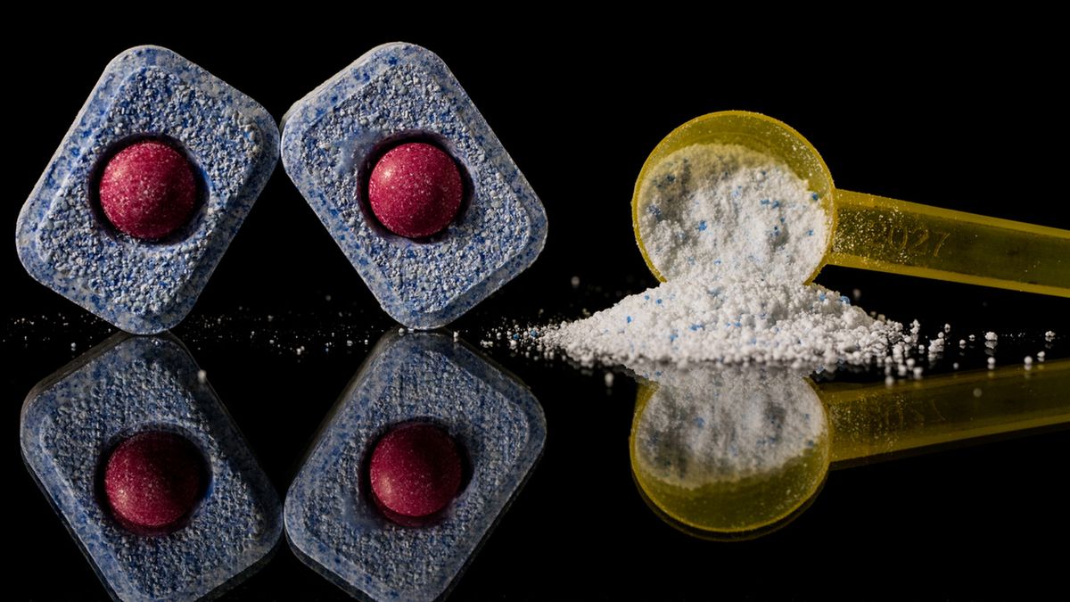 Zmywarka wymaga regularnego używania proszku lub tabletek.