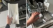 Włóż kulkę z folii aluminiowej do zmywarki. Gdy skończy myć będziesz pozytywnie zaskoczony