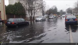 Zalane ulice, podtopione auta. Wielki wyciek w Warszawie