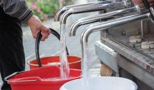 Brak wody w części Rembertowa. Podstawiono beczkowozy