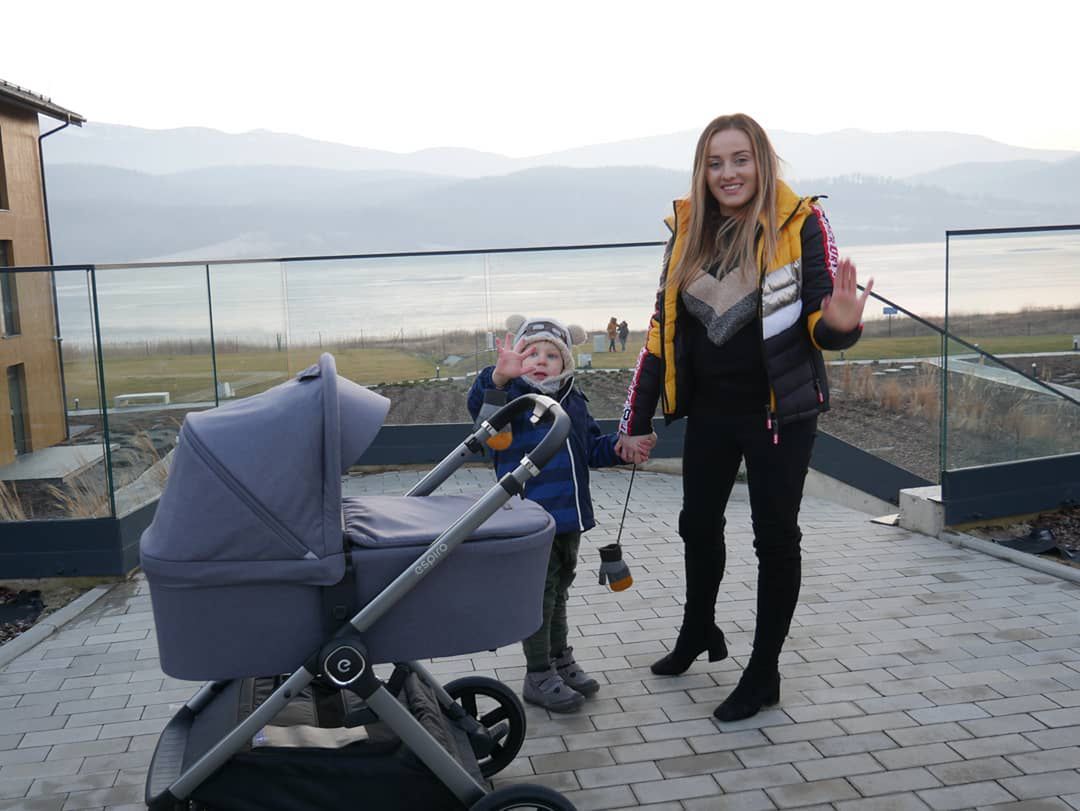 Ania Bardowska z synkami na spacerze