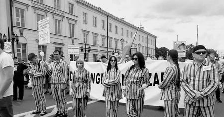 Antyszczepionkowcy wywołali burzę. Przebrali się za więźniów Auschwitz