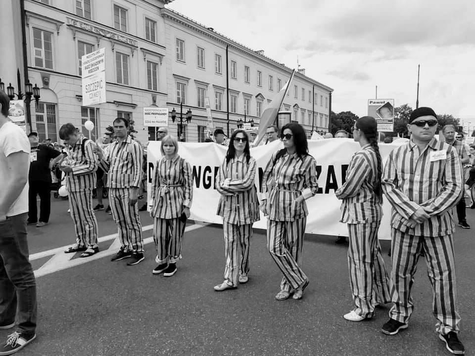 Antyszczepionkowcy wywołali burzę. Przebrali się za więźniów Auschwitz