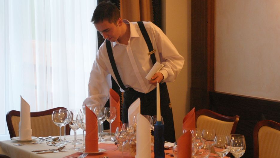 Młode osoby, które pomagają rodzicom często zaczynają od prostych zajęć