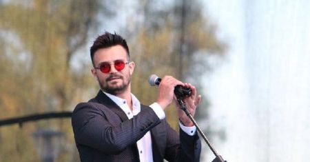 Mikołaj Krawczyk zrobił selfie w pociągu. W towarzystwie zapomnianej Elisabeth Dudy
