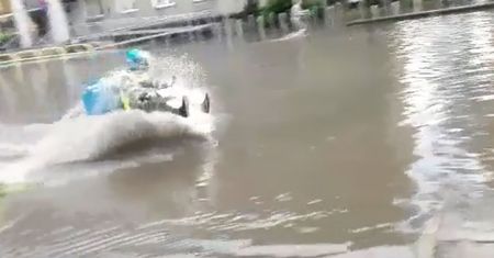 Dowiózł pizzę w ulewę, dostał 2 zł napiwku. W Polsce to norma