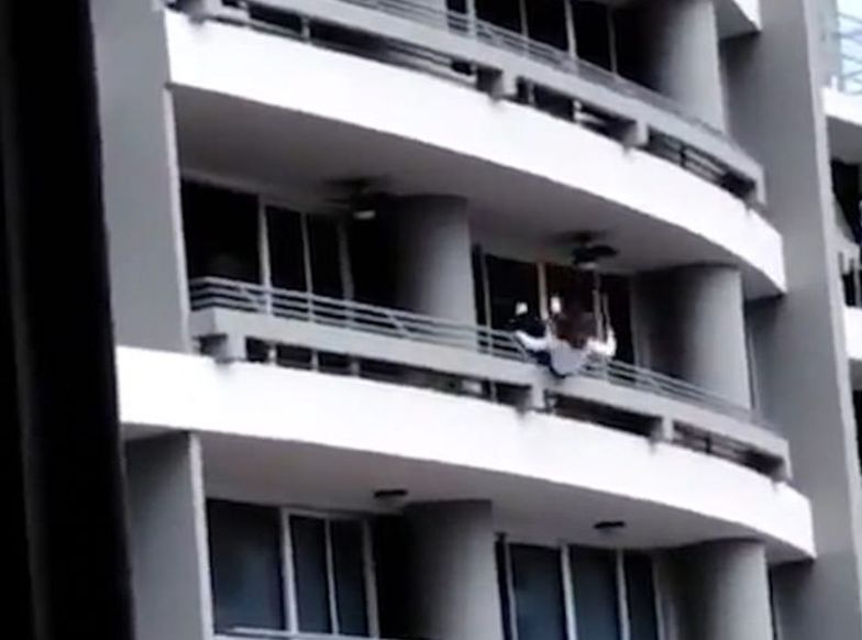 Wypadła z balkonu podczas robienia selfie. Przerażające nagranie z Panamy
