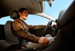 Gdzie trzymasz ręce podczas prowadzenia auta?