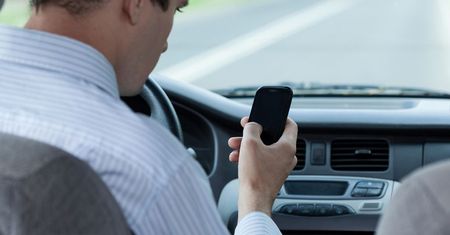 Chcą blokady telefonów komórkowych dla kierowców