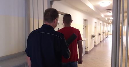 Aleksandrów: 19-latek bił, kopał i podpalił swoją partnerkę. Kobieta nikomu się nie poskarżyła