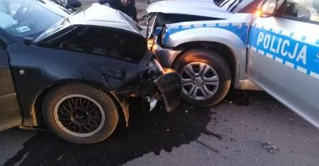 Pościg za pijanym kierowcą. Staranował radiowóz w Szczucinie