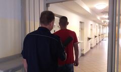 Aleksandrów: 19-latek bił, kopał i podpalił swoją partnerkę. Kobieta nikomu się nie poskarżyła