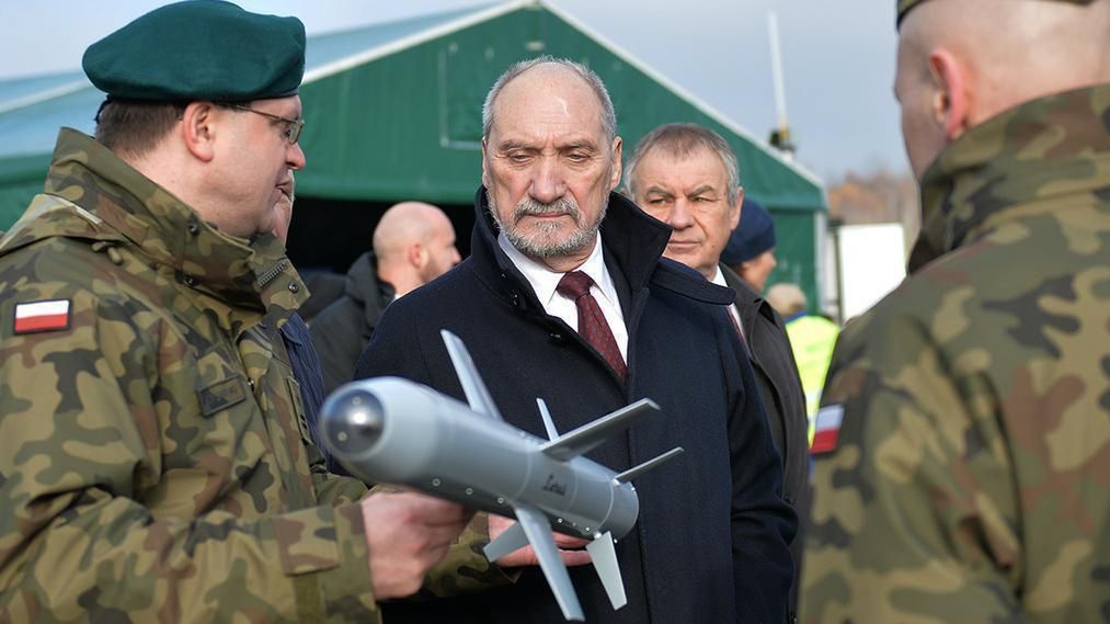Listopad 2016. Ówczesny szef MON Antoni Macierewicz podczas prezentacji projektów polskich bezzałogowców.