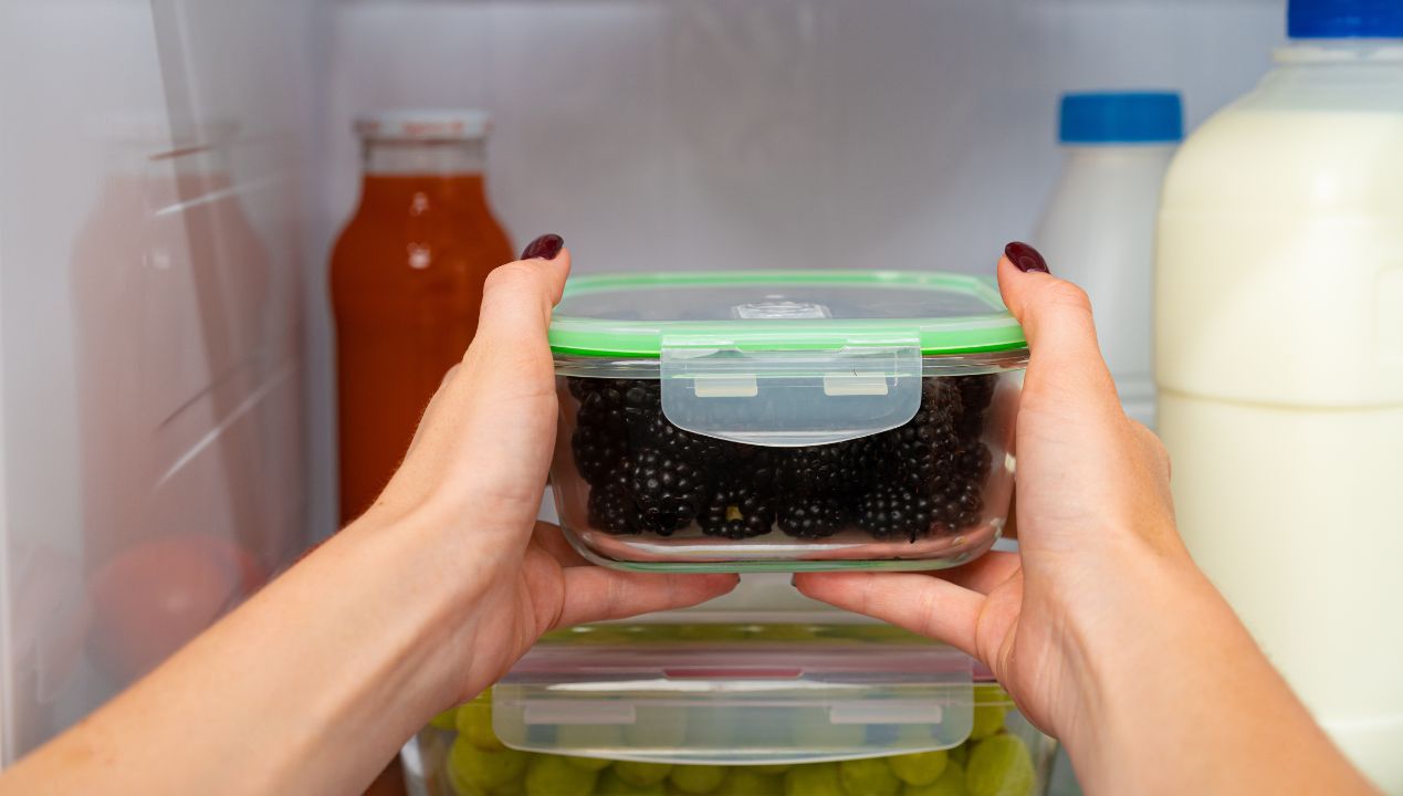 Czy wiesz, że rozmieszczenie jedzenia w lodówce ma znaczenie? To, na której półce umieścisz dany artykuł spożywczy, wpłynie na jego świeżość