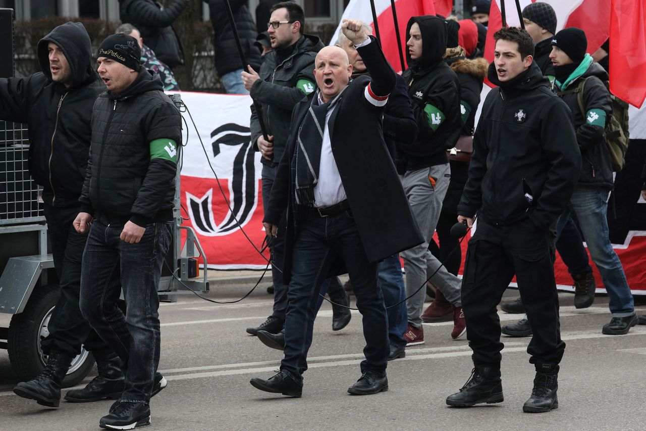 Marsz narodowców w Hajnówce. Policja musiała oddzielać demonstrantów