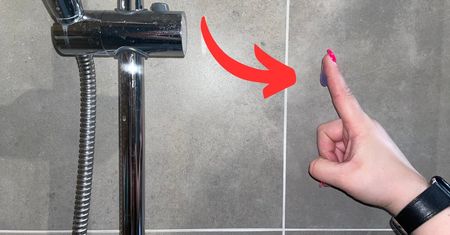 Nie trać czasu na mikstury. Nałóż 1 produkt na płytki łazienkowe, a będą lśnić czystością!