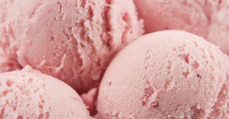 Orzeźwiające, domowe lody truskawkowe. Twoje kubki smakowe z pewnością pokochają ten deser.