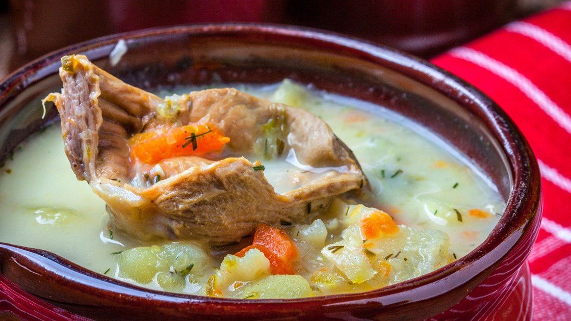 Na jakim mięsie gotować zupę ogórkową?