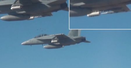 Nowy sposób prowadzenia wojny – zamiast bomb samoloty zrzucają setki dronów