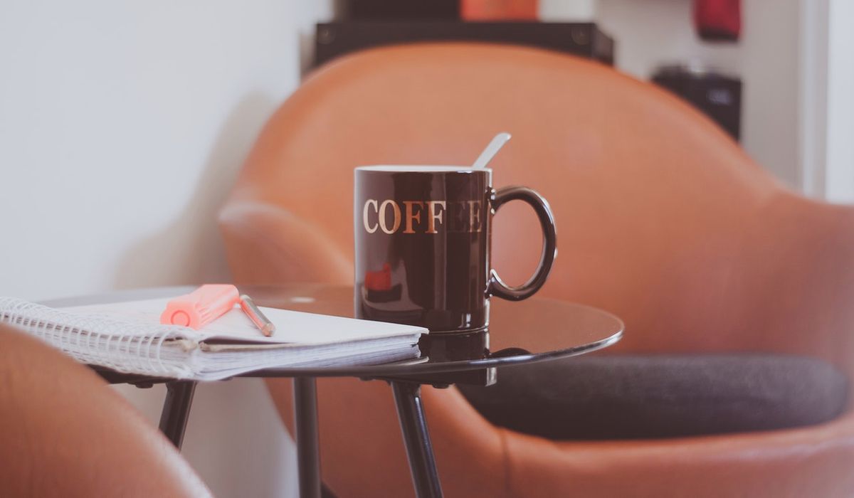 Kawa na ławę. Jak się zmieniły stoliki kawowe i nasze zwyczaje picia kawy