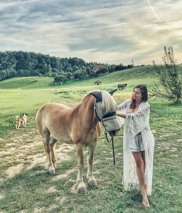 Anna Wendzikowska w drugiej ciąży w sesji z koniem