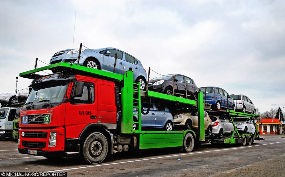 Koniec z kombinowaniem przy sprowadzaniu aut. Rząd uszczelni przepisy akcyzowe