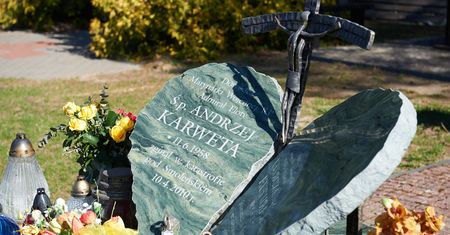 Katastrofa smoleńska: szczątki kilku osób w trumnie admirała Andrzeja Karwety