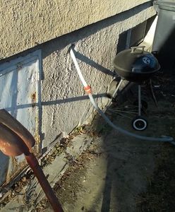 Wpuszczali szambo do ogrodu. Przyłapała ich straż miejska