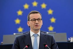 Premier Morawiecki miał skrócić spotkanie przez napisy "konstytucja". "Przestraszył się kobiet w koszulkach"