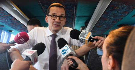 Mateusz Morawiecki chce tylko biało-czerwonych flag na marszu 11 listopada. Zaapelował o "odrzucenie sporów"